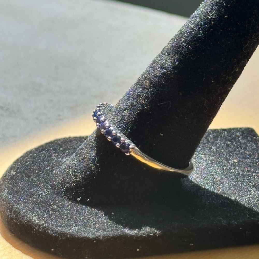 SZ 8 Silver Plated Band with Faux Blue Sapphire in a Channel Setting - Picture 4 of 9